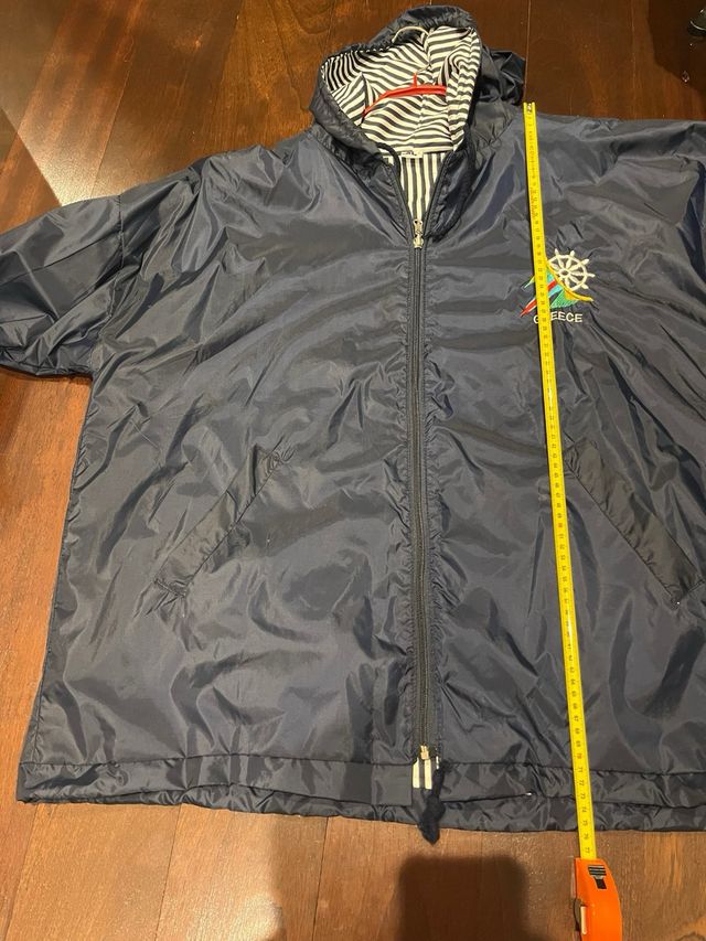 Chubasquero azul con forro de rayas