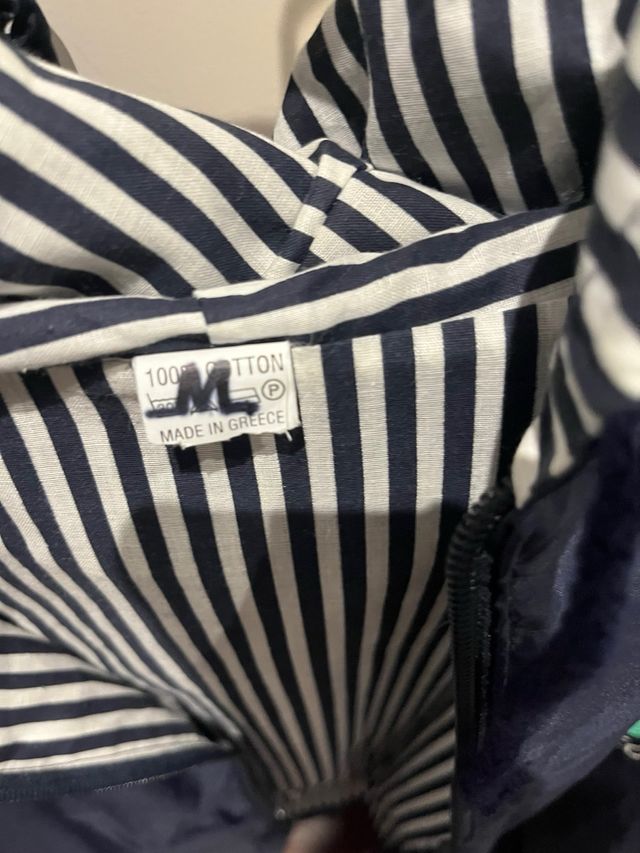 Chubasquero azul con forro de rayas