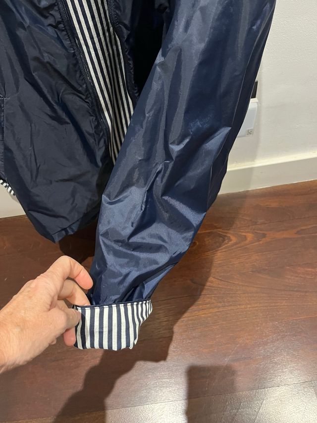 Chubasquero azul con forro de rayas