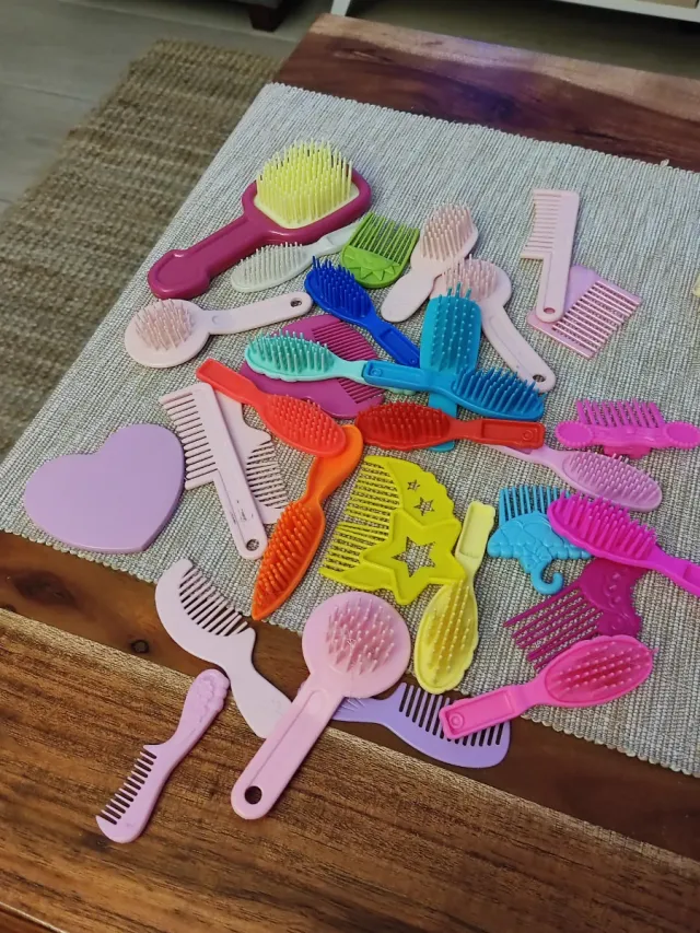 Lote de peines y cepillos de muñeca