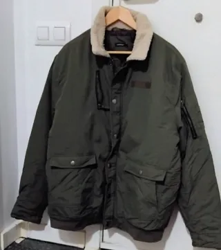 Cazadora verde militar con cuello borrego