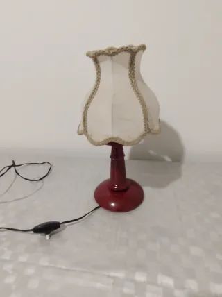 Lampada da tavolo o comodino rossa con paralume