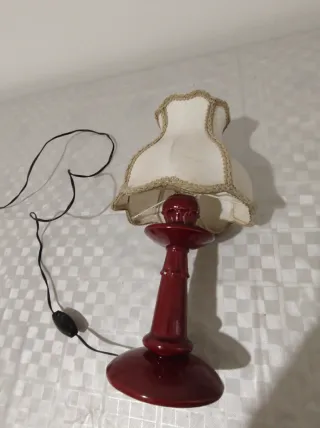 Lampada da tavolo o comodino rossa con paralume