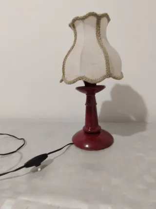 Lampada da tavolo o comodino rossa con paralume