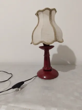 Lampada da tavolo o comodino rossa con paralume