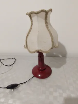 Lampada da tavolo o comodino rossa con paralume