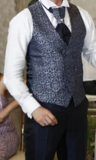 Traje de novio azul y blanco