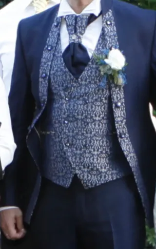 Traje de novio azul y blanco