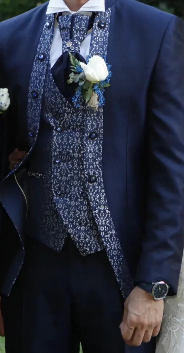 Traje de novio azul y blanco