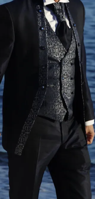 Traje de novio azul y blanco