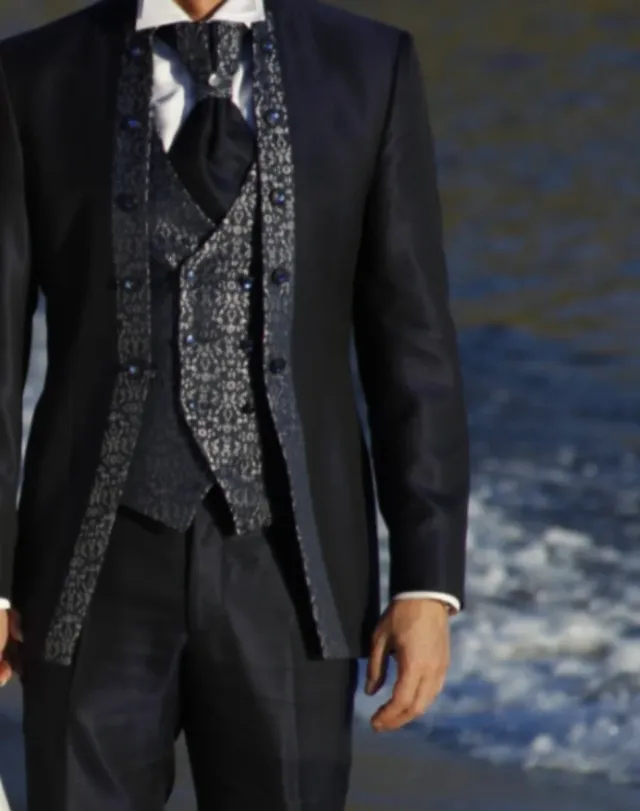 Traje de novio azul y blanco