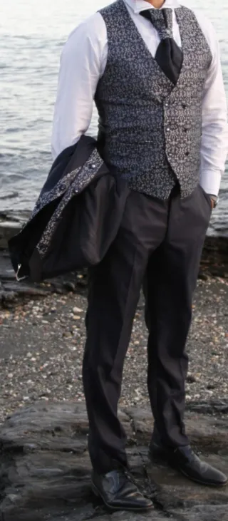 Traje de novio azul y blanco