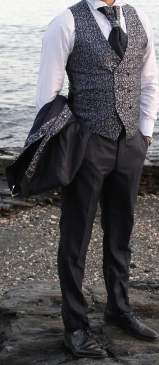 Traje de novio azul y blanco