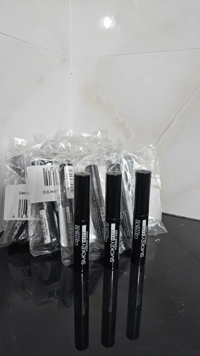 Catrice Smokey Matt Powder Liner Negro