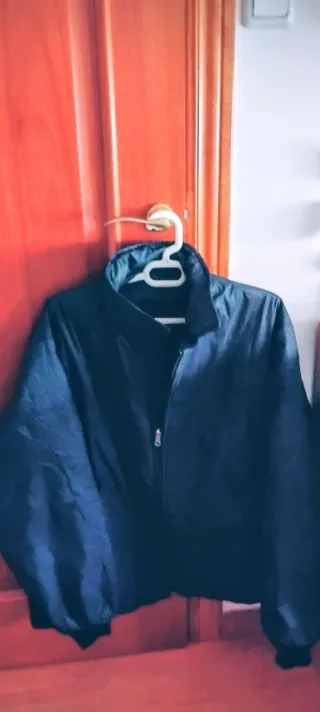 Cazadora azul  impermeable, forrada interiormente.