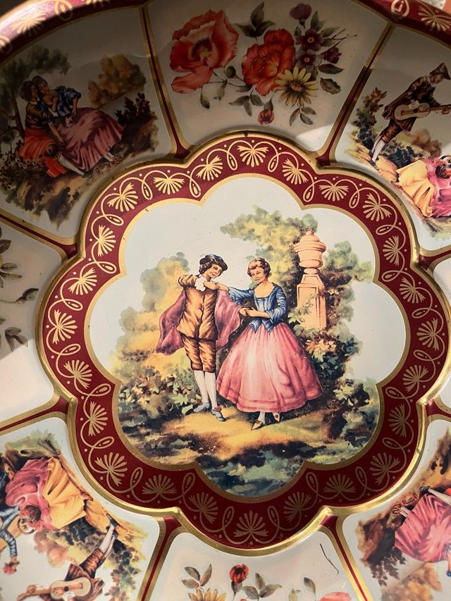 Piatto decorativo in metallo dorato e rosso