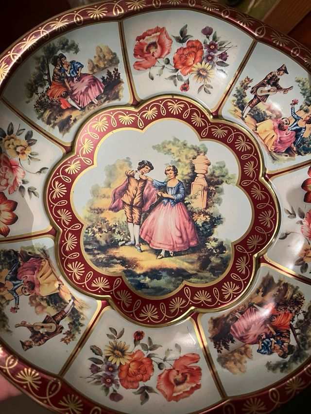 Piatto decorativo in metallo dorato e rosso