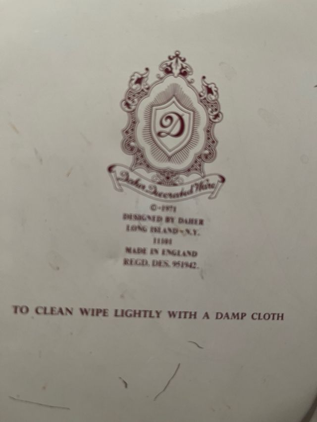 Piatto decorativo in metallo dorato e rosso