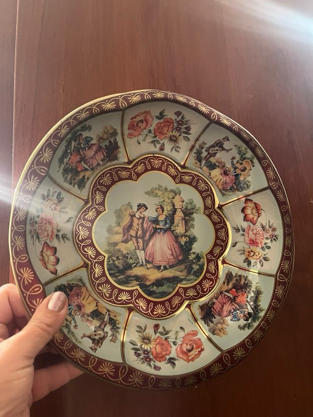 Piatto decorativo in metallo dorato e rosso