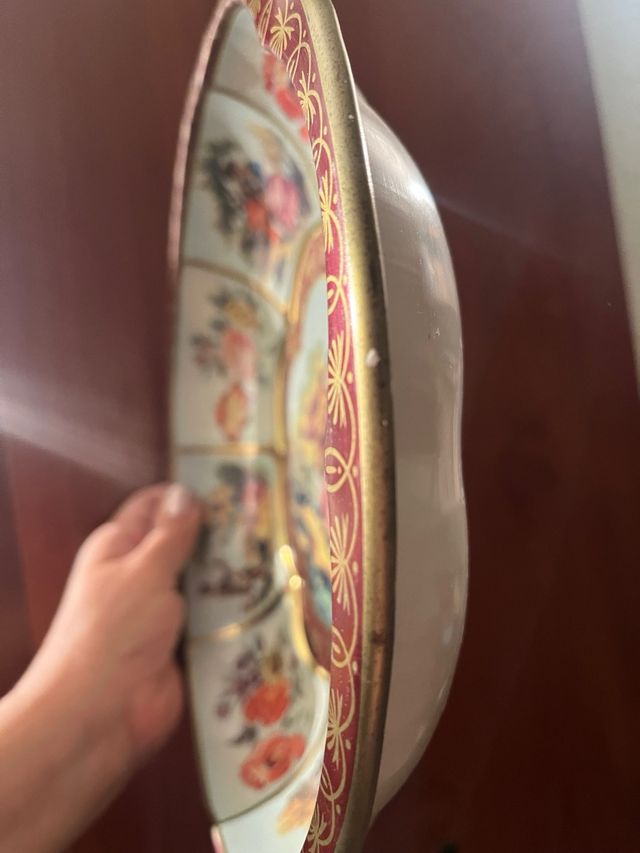 Piatto decorativo in metallo dorato e rosso