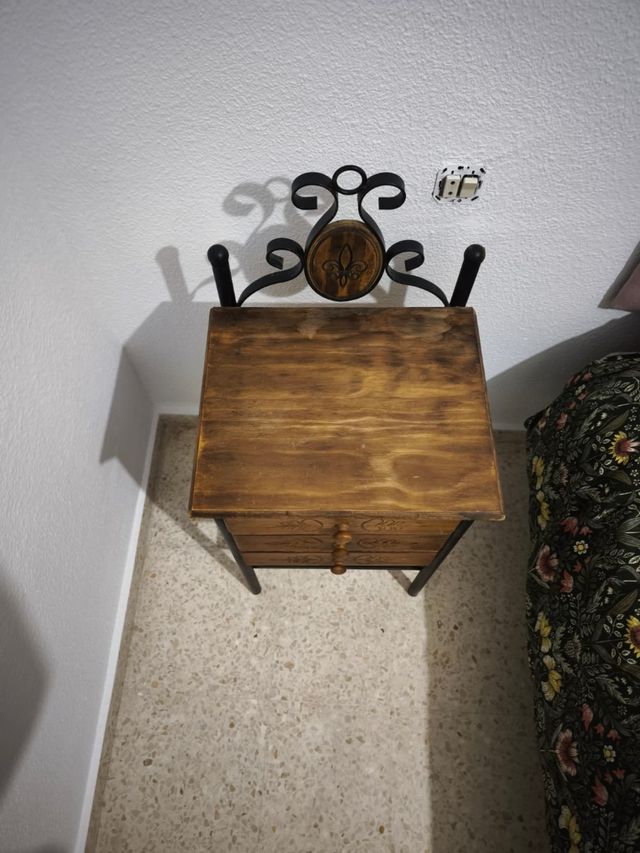 Mesita de noche madera y metal