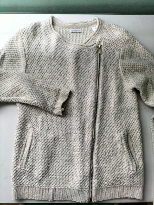 Chaqueta niña punto beige cremallera asimétrica