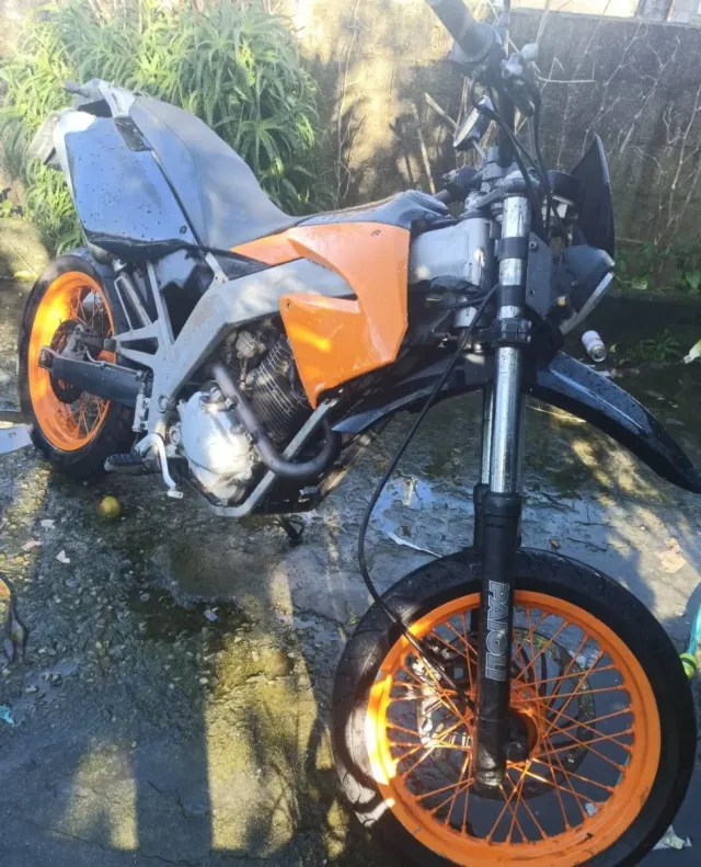 Derbi senda 125cc super motard Solo 17.000 km !