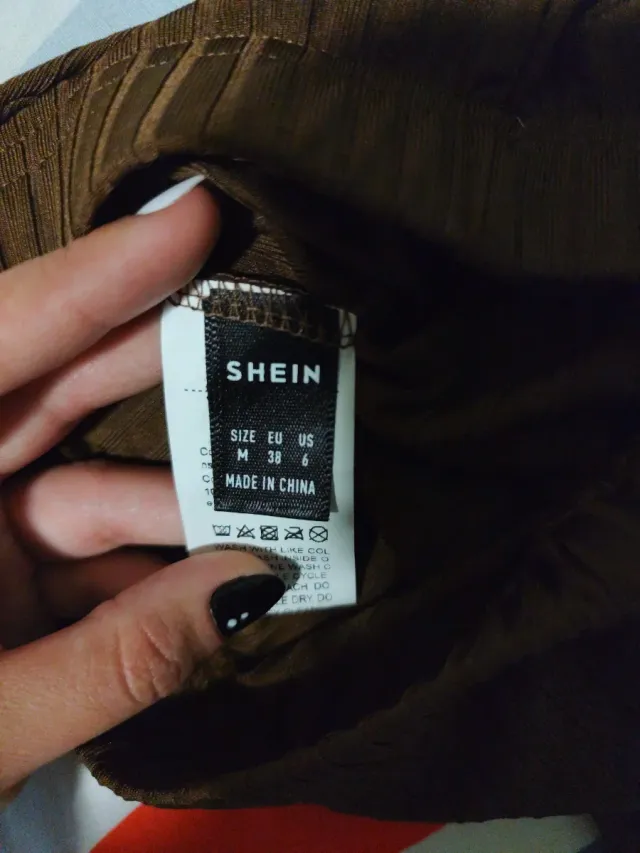 Pantalón marrón acampanado