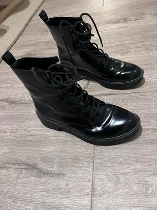 Botas negras con cordones