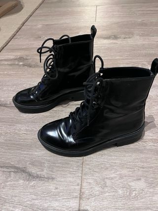 Botas negras con cordones