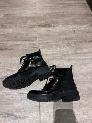 Botas negras con cordones
