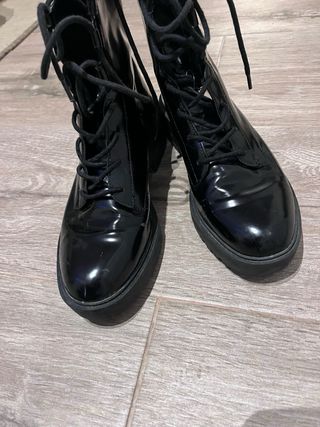 Botas negras con cordones