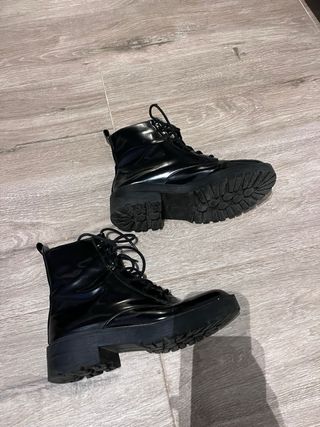 Botas negras con cordones