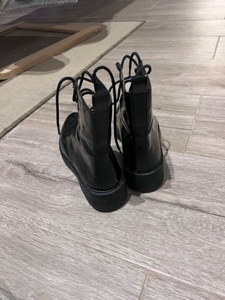 Botas negras con cordones