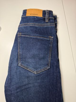 Pantalón vaquero Stradivarius Talla 36.