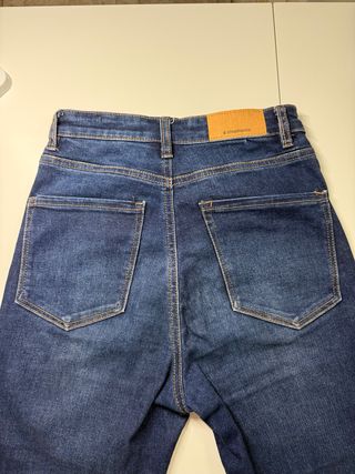 Pantalón vaquero Stradivarius Talla 36.