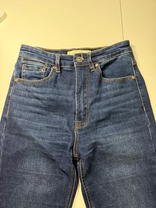 Pantalón vaquero Stradivarius Talla 36.