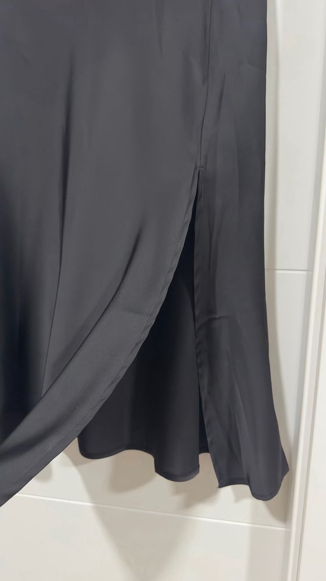 Falda de satén negra