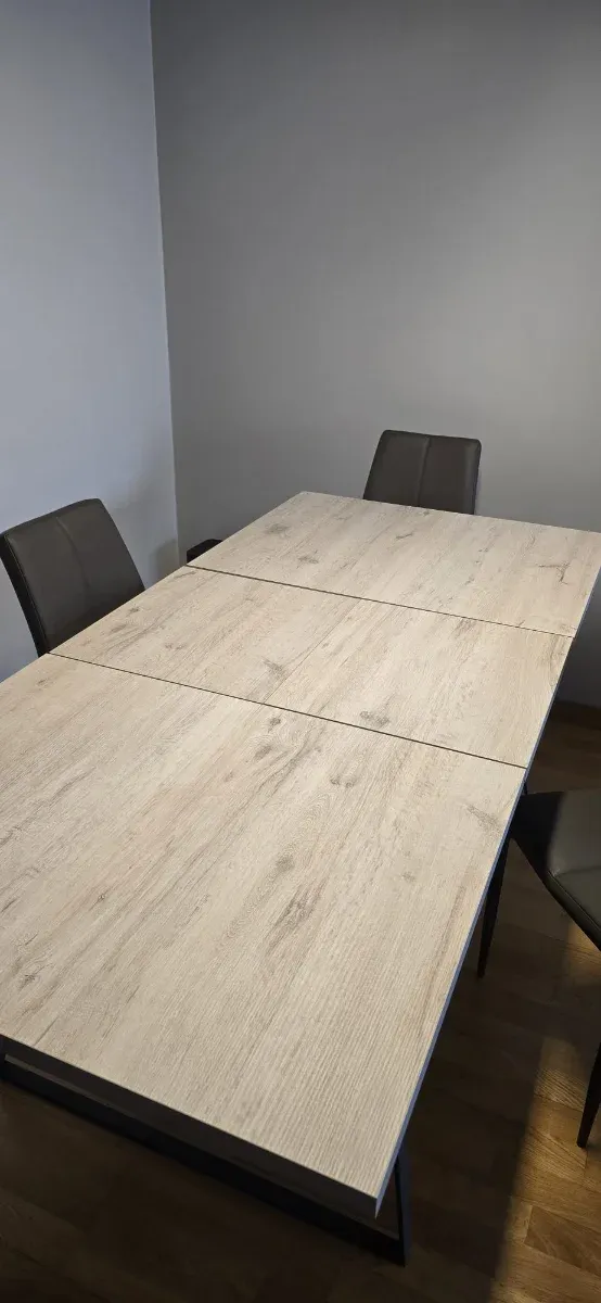 Mesa y 4 sillas comedor