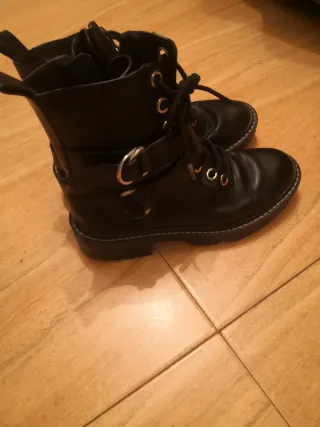 Botas negras con cordones y hebillas