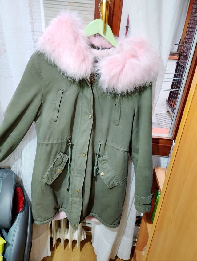 Abrigo verde con capucha rosa