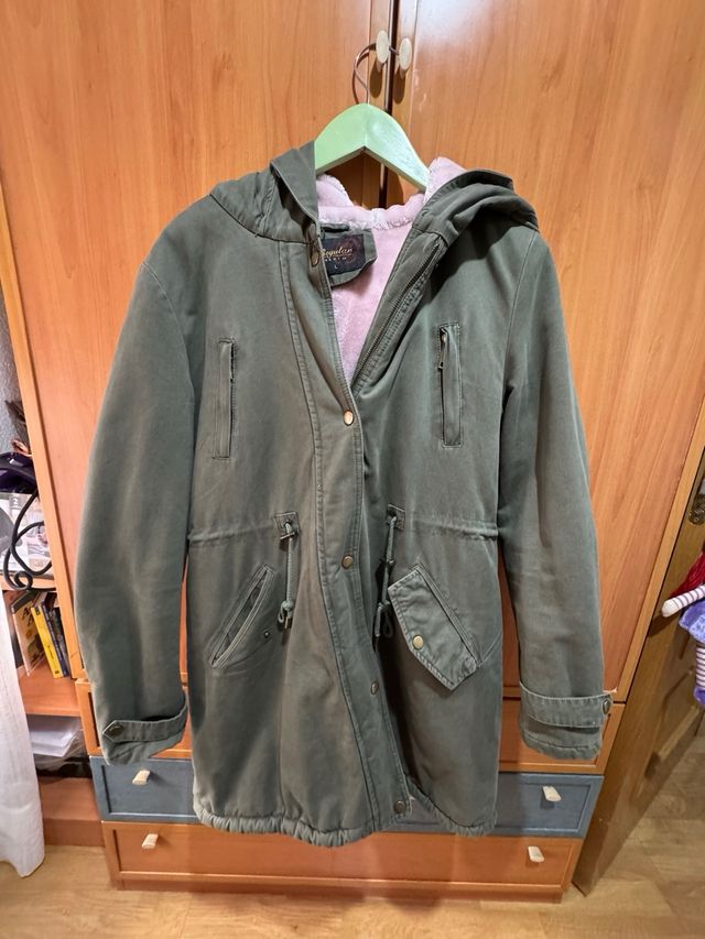 Abrigo verde con capucha rosa