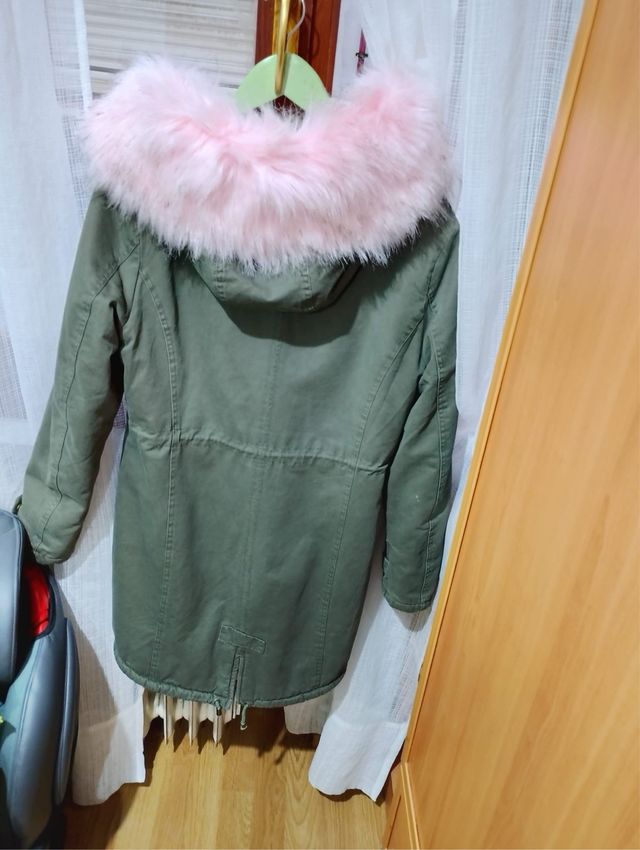 Abrigo verde con capucha rosa