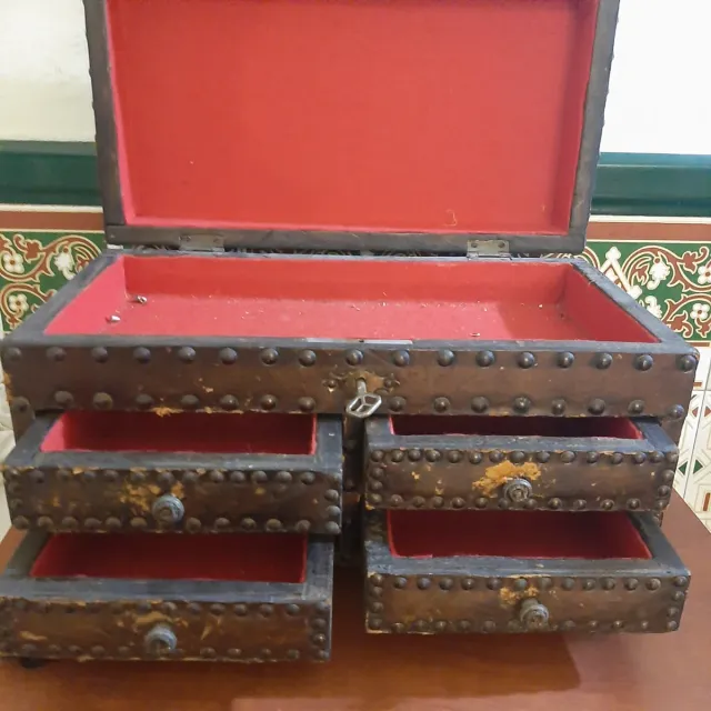 Joyero antiguo de cuero con tachuelas