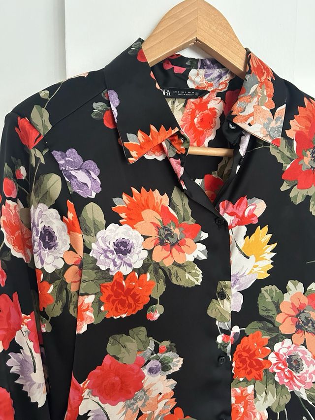 Camisa Zara floral satinada