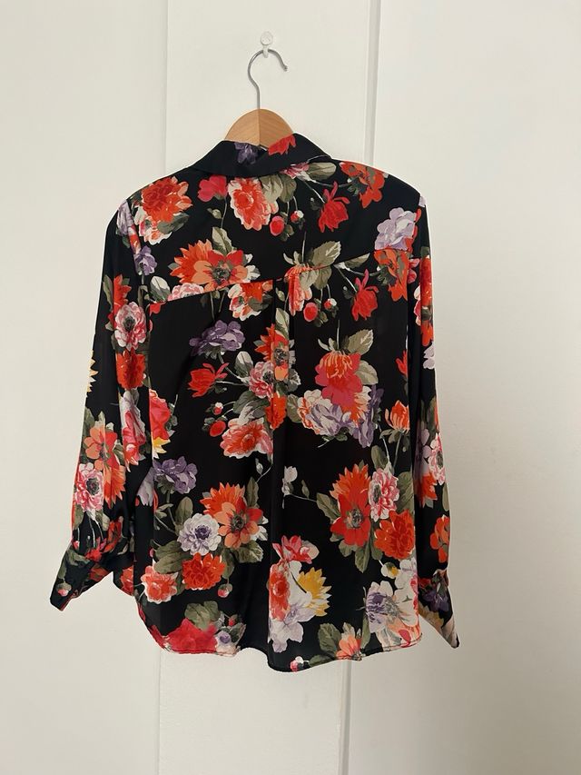Camisa Zara floral satinada
