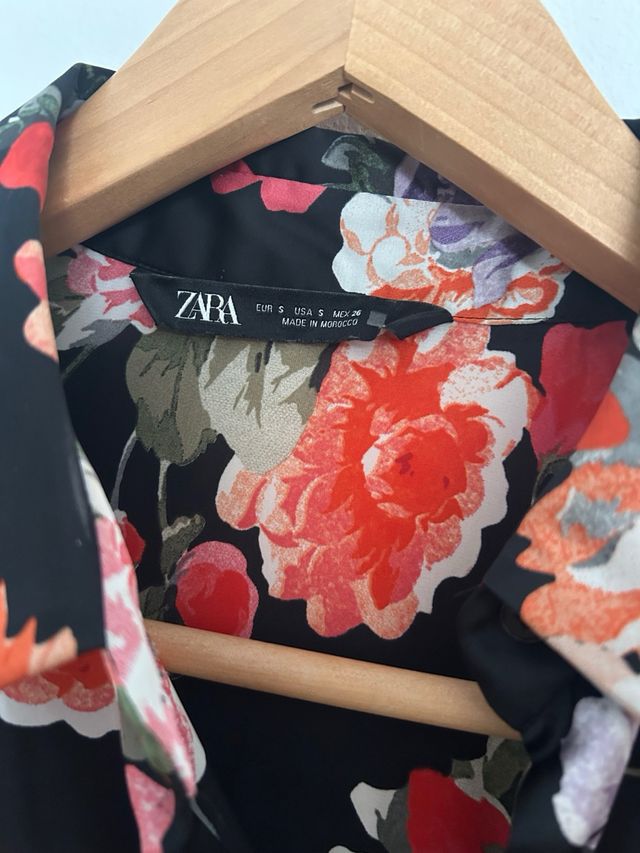Camisa Zara floral satinada