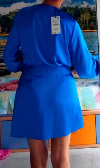 Vestido de raso con manga larga