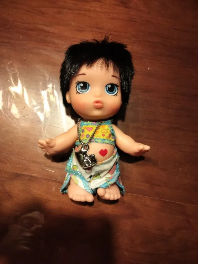 Bambola neonata con collana