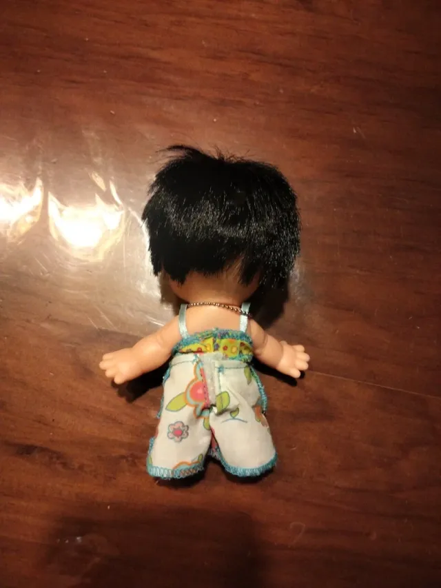 Bambola neonata con collana